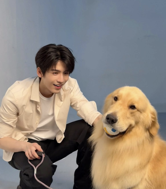าง หลิงเหอ แชร์ภาพน่ารักๆ กับโกลเด้นรีทรีฟเวอร์.png