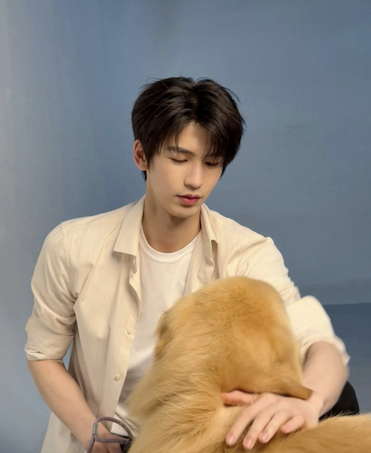 าง หลิงเหอ แชร์ภาพน่ารักๆ กับเจ้าโกลเด้นรีทรีฟเวอร์.png