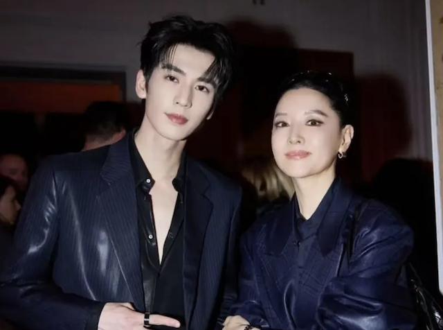ภาพข่าว Gucci Cruise 2027: การตามล่าดาราหยก Zhang Linghe และนักแสดงละครเกาหลี Lee Young Ae ขโมยการแสดงที่ไทม์สแควร์
